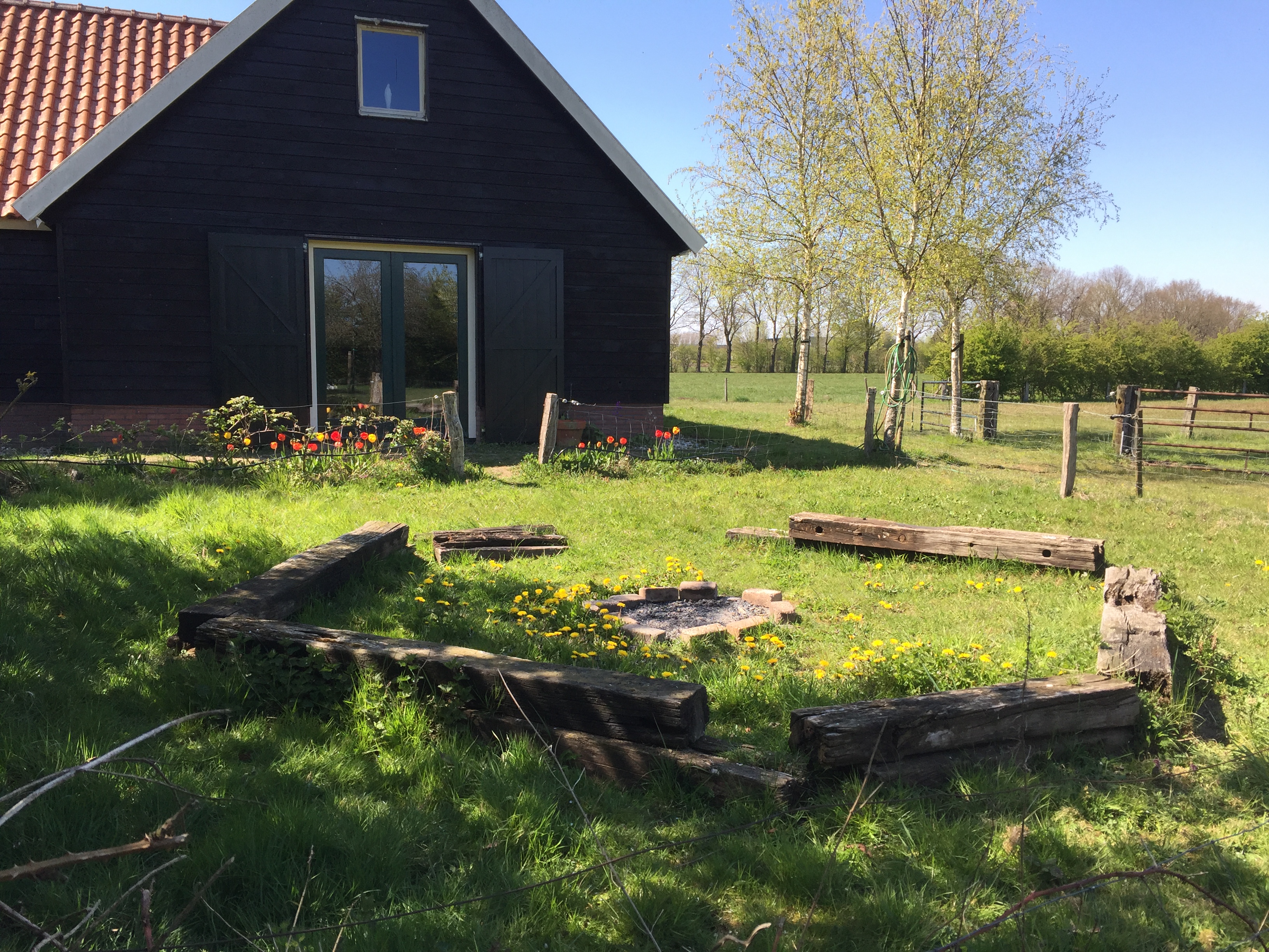 Achterkant van de grote zaal met de vuurplaats